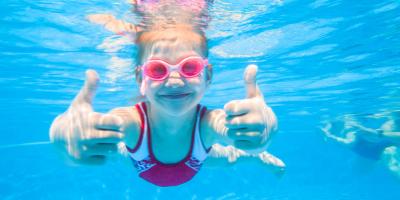 5 طرق للحفاظ على سلامة أطفالك أثناء السباحة