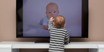 طرق فعالة لتقليل وقت مشاهدة التلفاز والأجهزة المحمولة لطفلك