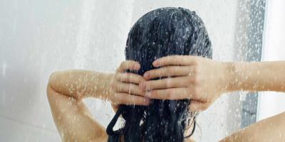 3 طرق سهلة لغسل الشعر بدون شامبو