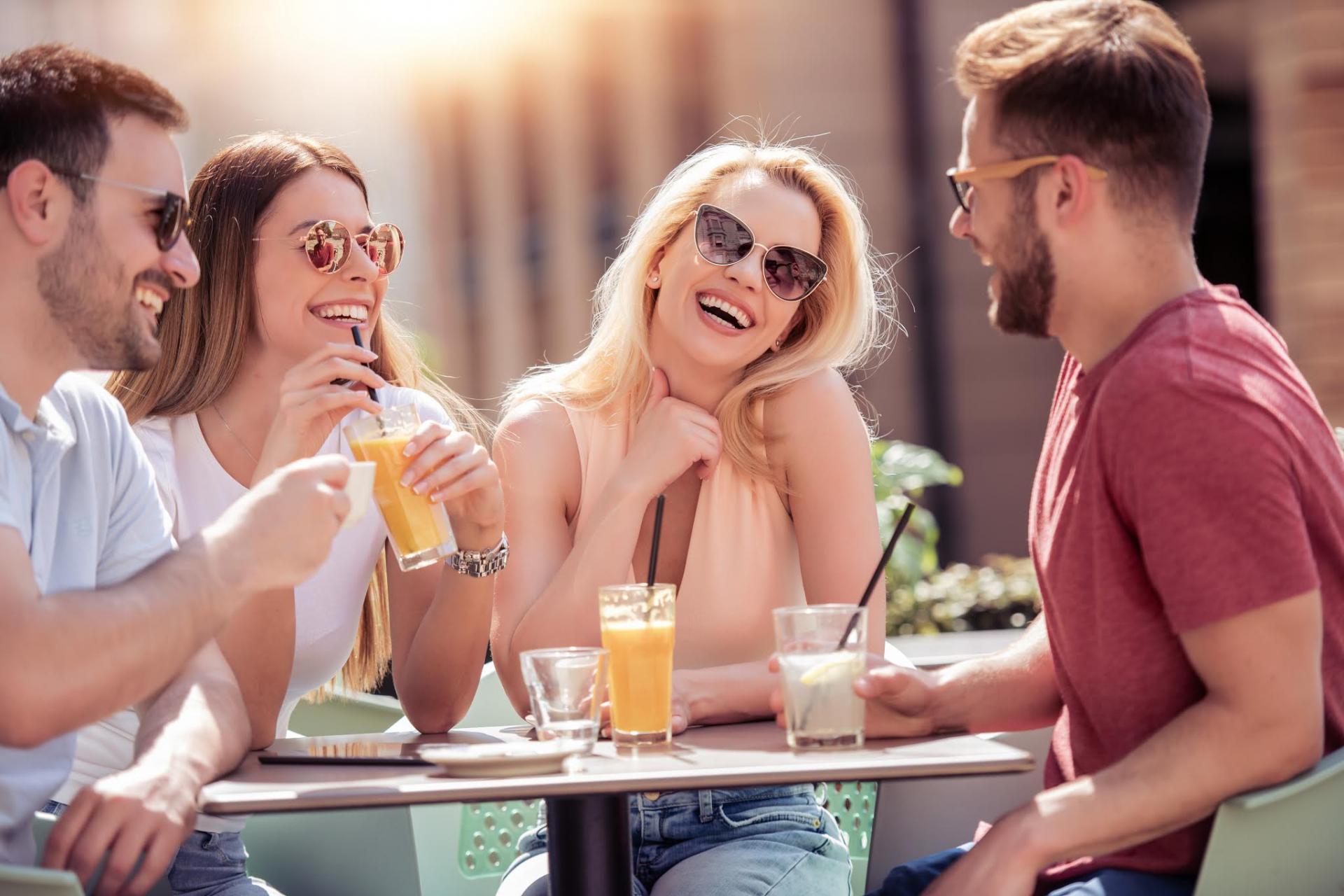 Go out. Счастливые люди в кафе. Люди в кофейне. Счастливые люди в кофейне. Радостные люди в кафе.