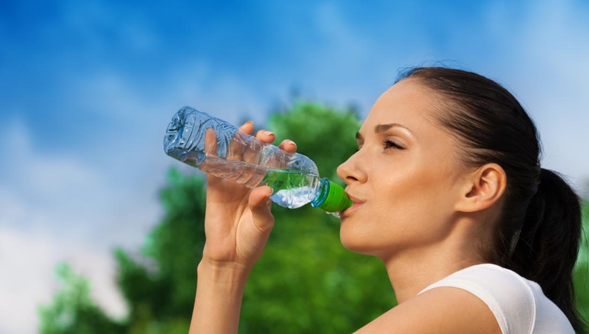 Включи большие воды. Человек пьет воду. Питье воды. Вода и человек. Здоровый образ жизни вода.
