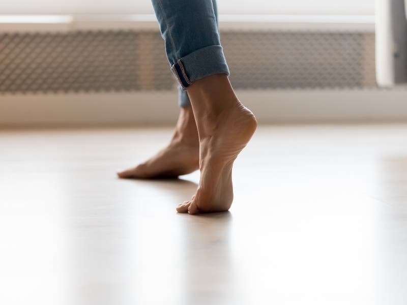 هل المشي على رؤوس الأصابع ينحف؟