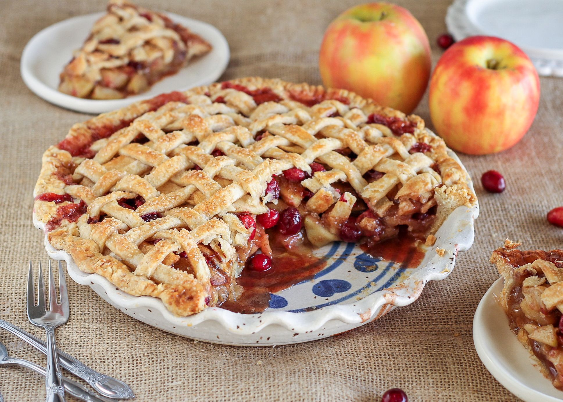 Пирог с яблоками из дрожжевого теста закрытый. Американский пирог яблочный пирог. Apple pie (яблочный пирог). Пирог с клюквой и яблоками. Красивый пирог с яблоками.