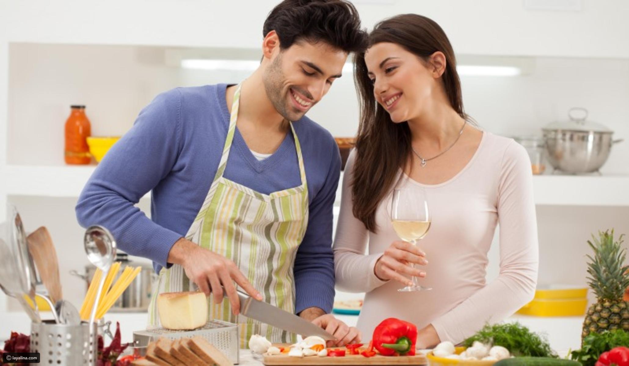 Парень зовет жить с мамой. Мужчина и женщина на кухне. Женщина на кухне. Мужчина и женщина готовят вместе. Мужчина готовит для женщины.