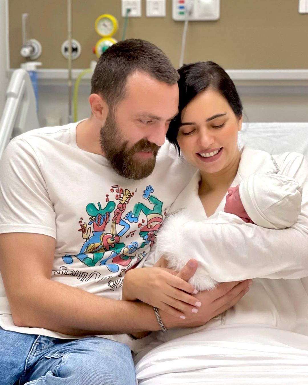 عزة زعرور وعائلتها