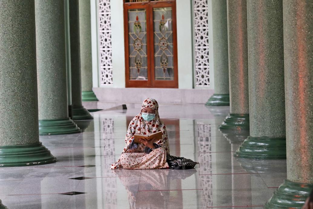 اÙ
Ø±Ø£Ø©Â ØªÙØ±Ø£ اÙÙØ±Ø¢Ù اÙÙØ±ÙÙ
Ø£Ø«ÙØ§Ø¡ Ø§ÙØªØ¸Ø§Ø±Ùا Ù
ÙØ¹Ø¯ Ø§ÙØ¥Ùطار ÙÙ Ù
سجد ÙÙ Ø¬Ø§ÙØ±ØªØ§Ø Ø¥ÙØ¯ÙÙÙØ³ÙاÂ