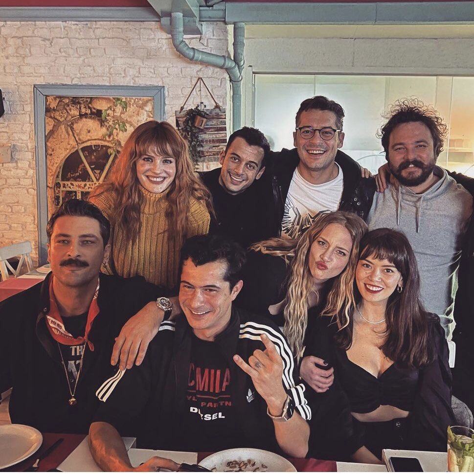 طاقم عمل مسلسل السجين يشاهدون الحلقة الأولى