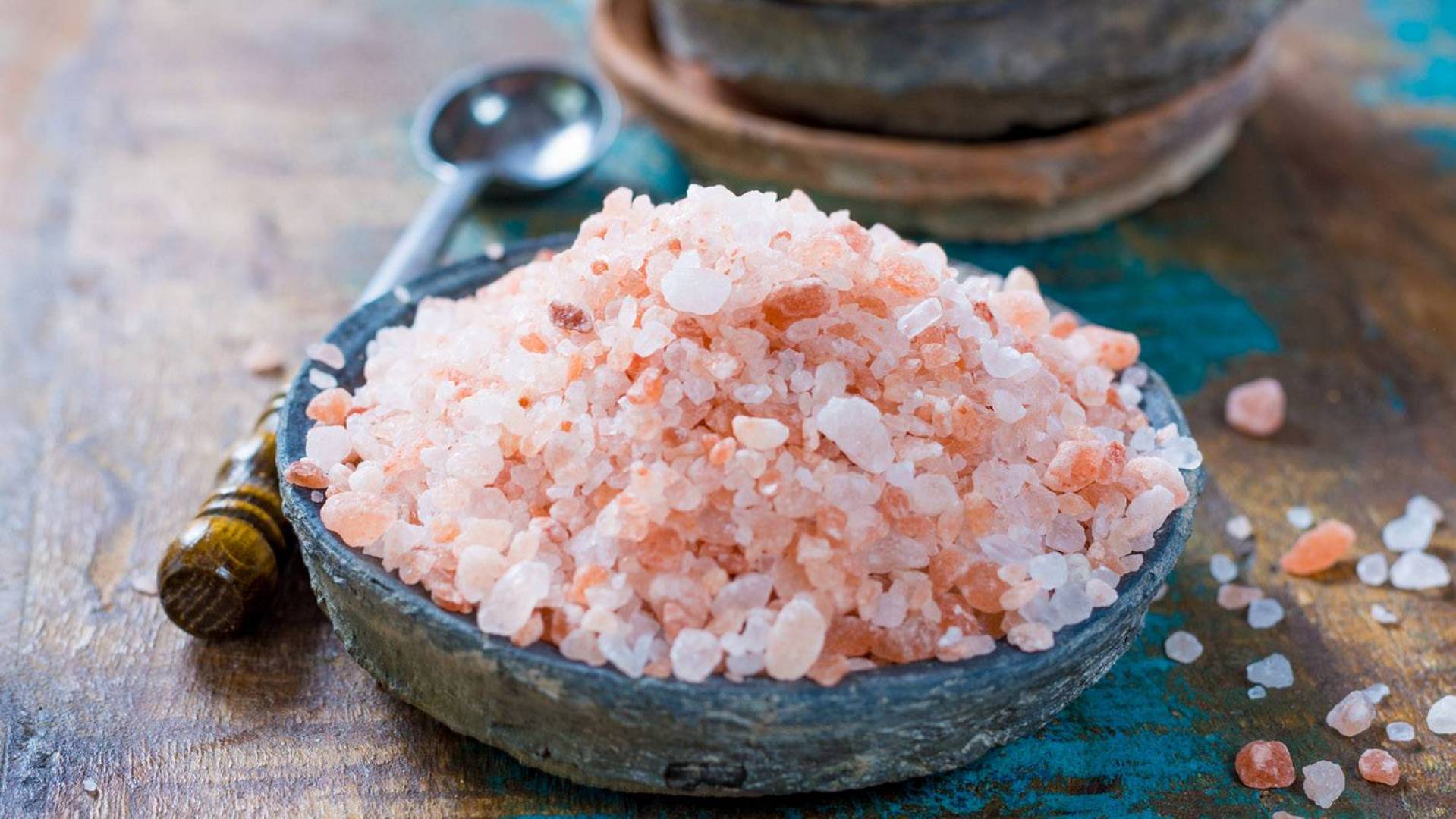 ما هو الملح الأحمر؟! Sixty-and-Me_-What-s-All-This-Fuss-About-Pink-Salt-Exploring-the-Health-Benefits-of-Himalayan-Sea-Salt_236863_highres