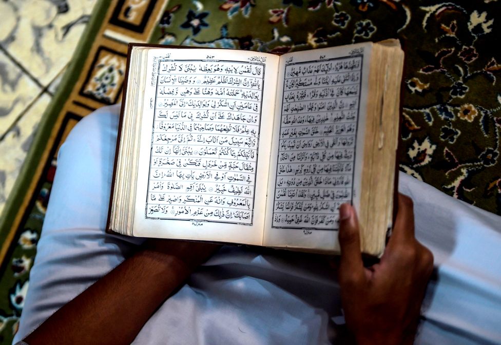 Ø£ØØ¯ اÙÙ
صÙÙÙ ÙÙØ±Ø£ اÙÙØ±Ø¢Ù ÙÙ Ù
ÙØ²ÙÙ ÙÙ Ù
دÙÙØ© بÙÙ
Ø§Â ÙØ¨Ù Ø§ÙØ¥Ùطار ÙÙ ÙÙØ§ÙØ© Ø£ÙÙ ÙÙÙ
Ù
٠رÙ
ضاÙ