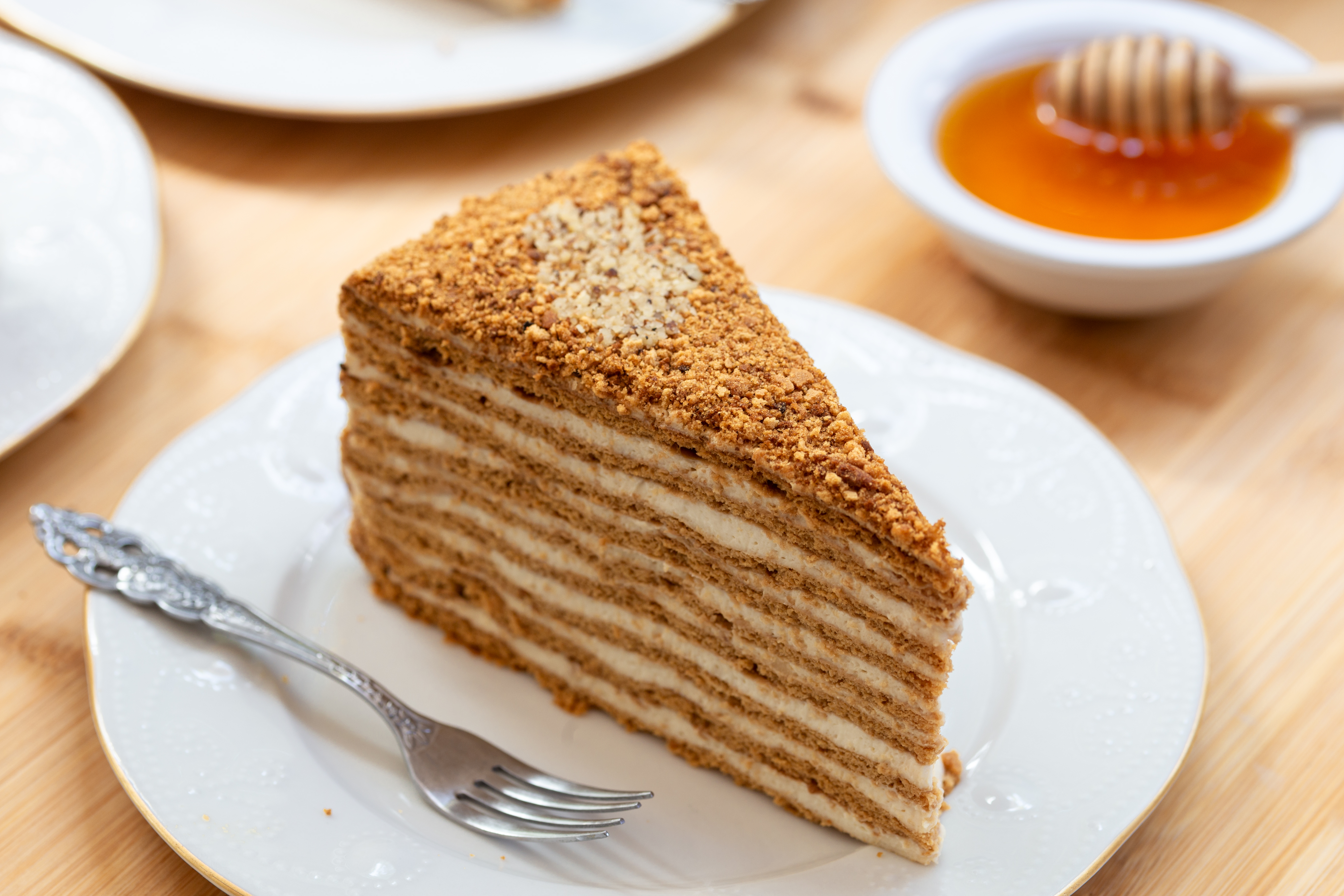 Крем для медовика самый простой. Торт. Торт медовик. Медовик на сковороде. Медовый торт с творожным кремом.