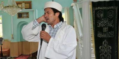 إمام الروك.. التركي أحمت توزر يؤذن صباحًا في المساجد ويغني الروك الإسلامي مساءً