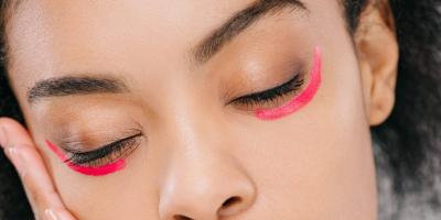 ضعي أحمر الشفاة تحت عينيك وشاهدي النتيجة!