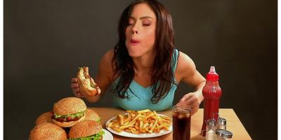 لماذا تشعرين برغبة في تناول المزيد من الطعام عند اقتراب موعد الدورة الشهرية؟