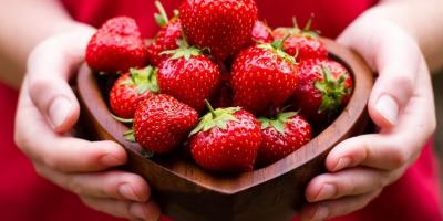 فوائد الفراولة للشعر وأهميتها في علاج التساقط والجفاف