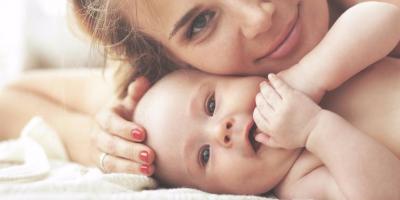 خطوات أساسية للحفاظ على إشراقة بشرتك بعد الولادة