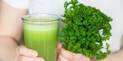 فوائد عصير البقدونس للبشرة والشعر