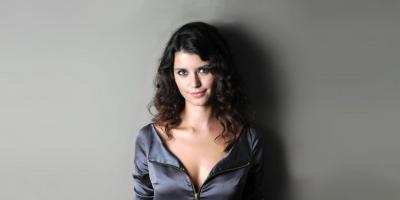 بيرين سات تتألق بـ الفوشيا وزوجها يدعمها بنفس اللون .. تعرفي على سعر الإطلالة كاملة