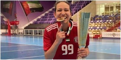 لاعبة كرة اليد شيماء كشكوش تحصل على كأس الدوري لنادي الجزيرة الإماراتي