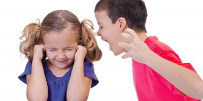 4 تفاصيل في سلوك الأطفال تدل على أشياء خطرة