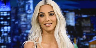 كيم كارداشيان تتألق بفستان من غوتشي مع قلادة الصليب لـ الأميرة ديانا.. وتثير الجدل