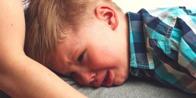 لأن مشاعره مهمة.. تعاملي مع طفلك الحساس بهذه الطرق