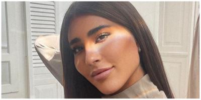 ليلى عبدالله إلى جانب شقيقتها ووالدتها.. والأخيرة تفوقهم جمالًا