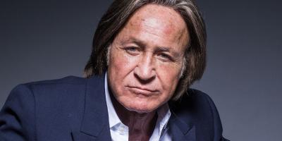 محمد حديد يتجاهل مشاكل ابنته جيجي وزين مالك.. ويطهو  اطباق فلسطينية شهية