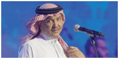 محمد عبده يشارك صورة عائلية له يظهر فيها بملابس النوم.. وهاتفه الجوال يثير الجدل