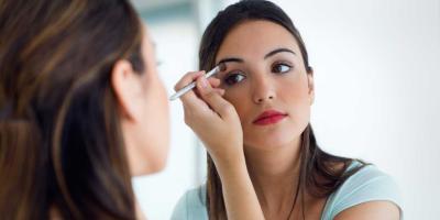 أخطاء عند وضع المكياج تجعلك تبدين أكبر سناً