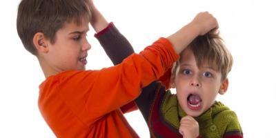 بهذه الأسئلة الثلاثة.. علمي طفلك مهارات حل الخلاف والنزاعات