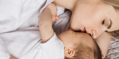 هل يمكنك النوم بجانب طفلك الرضيع؟ إليك 7 إرشادات لفعل ذلك بأمان