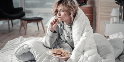 4 أطعمة ومشروبات هي الأسوأ للأشخاص الذين يعانون من القلق والتوتر