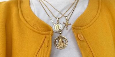 تعرفي على آخر صيحات الاكسسوارات الذهبية.. شاهدي