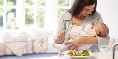 7 أطعمة صحية معتمدة من أخصائيي التغذية يجب تناولها مباشرة بعد الولادة