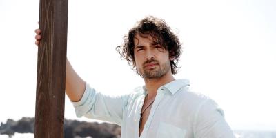 آلب نافروز يتصدر قائمة أكثر المشاهير وسامة في تركيا.. وجان يامان الأخير