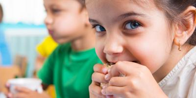 5 حيل ذكية لجذب طفلك للأطعمة الصحية.. تعرفي عليها