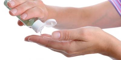 آثار جانبية وأضرار لكثرة استخدام معقم اليدين..تعرفي عليها
