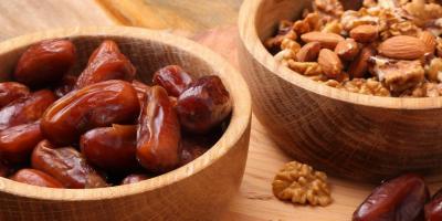 8 فوائد لتناول المكسرات والتمر في رمضان