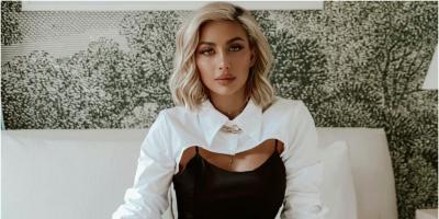 مودل روز تحتفل بعيد ميلادها بفستان اسود قصير وجوارب للركبة