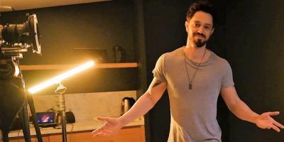 هوس المعجبات.. مجموعة من الفتيات يتشاجرن على 