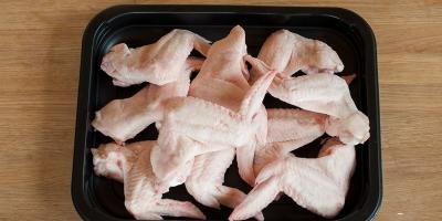هل يمكن إعادة تجميد الدجاج بعد إذابة الثلج عنه؟ إليك الإجابة