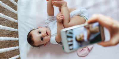 لأجل أمانه .. احذري من هذه النوعية عند نشر صور لطفلك