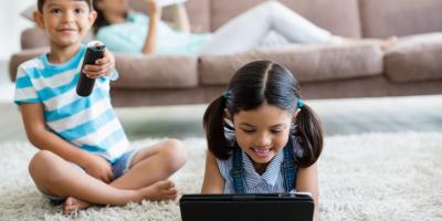 اتركي أطفالك يستخدمون الشاشات أكثر في هذه الحالات