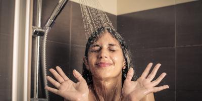 لهذه الأسباب لا تغسلي وجهك أثناء الاستحمام