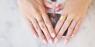 كيف ترتدين الخواتم المتعددة بشكل انيق يواكب الموضة؟