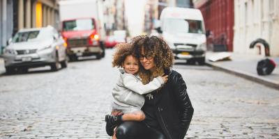 كيف تعبرين عن مشاعرك لطفلك بطريقة جديدة؟