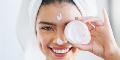 هل لديكِ بشرة حساسة؟ تجنبي منتجات التجميل التي تحتوي على هذه المكونات