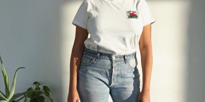 طرق مختلفة لارتداء سروال الجينز بكل ألوانه وأشكاله في 2021