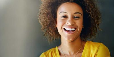 نصائح عند وضع المكياج حتى تبدو أسنانك ناصعة البياض