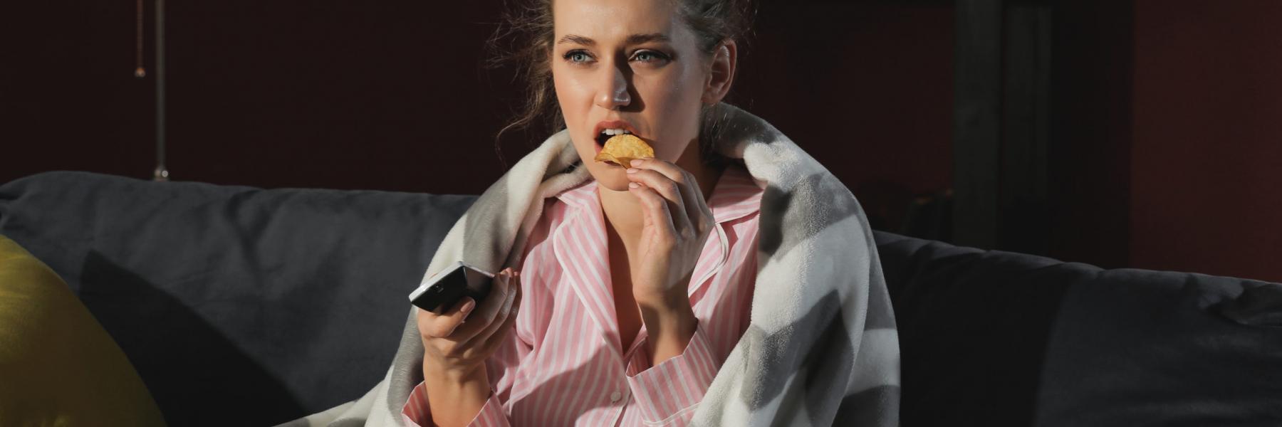  العلاقة بين الإفراط في مشاهدة التلفزيون وتناول الطعام